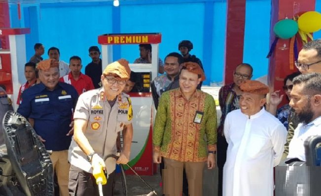 Kapolda Maluku Irjen Pol Royke Lumowa bersama pejabat Pertamina MOR VIII dan Pemda Kabupaten Buru meresmikan lembaga penyalur BBM satu harga di daerah itu, Jumat (22/2/2019)