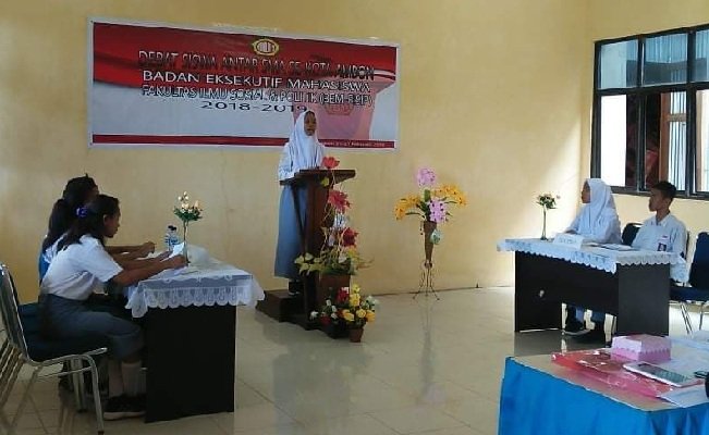 Sejumlah pelajar SMA dari 10 SMA yang tersebar di Kota Ambon saat mengikuti debat yang digelar Badan Eksekutif Mahasiswa, Fakultas Ilmu Sosial dan Ilmu Politik (BEM-FISIP) Universitas Darussalam (Unidar) Ambon, Senin (25/2/2019).