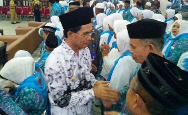Wakil Walikota (Wawali) Ambon Syarif Hadler melepas 336 jamaah calon haji (JCH) asal Kota Ambon yang akan berangkat menunaikan ibadah haji di Tanah Suci  Mekah, di Gedung Ashari Ambon, Selasa (1/8/2017) lalu
