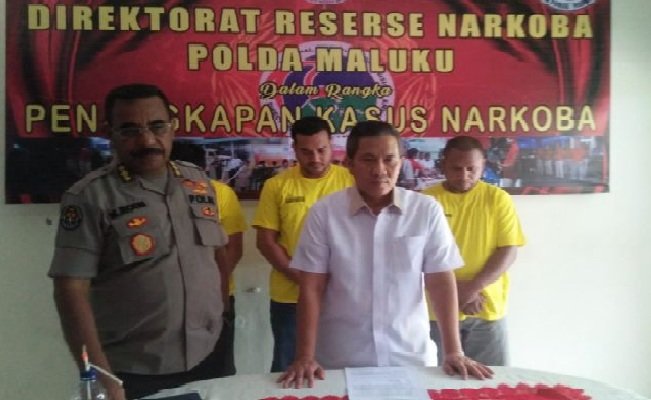 Diresnarkoba Polda Maluku ringkus bandar narkoba beserta barang bukti sabu sabu (FOTO : Antara)