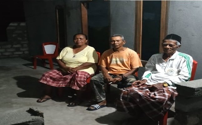 One Sahetapy (79), Warga Negeri Iha Mahu, bersama istri Norce Kipuw/ Sahatapi saat mengunjung ke Rumah Singgah, Negeri Iha bertemu dengan Hasan Haulussy, Senin (18/2/2019) malam.