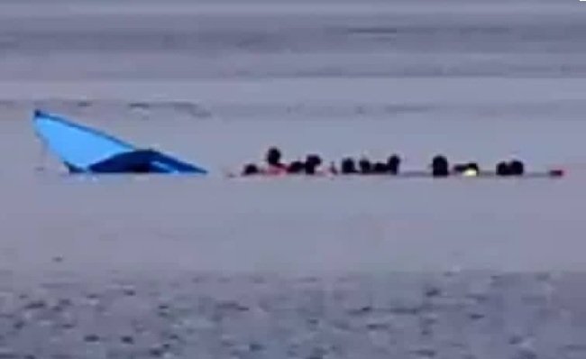 Perahu berbahan fiberglass yang terbalik di Pantai Wisata Negeri Rutah.  Insiden yang terjadi sekitar pukul 12.00 WIT, Minggu (10/2/2019) mengakibatkan 2 bocah meninggal dunia (Foto : BERITABETA.COM/Fandi Ahmad) 