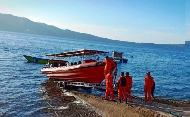 Team Rescue Kansar Ambon dengan menggunakan RIB 01 Ambon, Jumat (15/2/2019) pagi diberangkatkan mencari nelayan hilang di Perairan Selatan Pulau Ambon. (FOTO : HUMAS SAR AMBON)