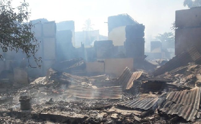 Gedung SD Negeri 1 Hualoy terbakar akibat bentrokan warga, Rabu (20/2/2019). (FOTO : Istimewa)