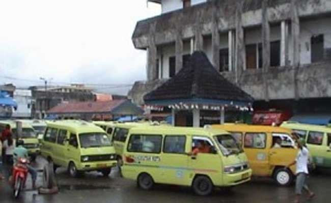 Sejumlah Angkot di Kota Ambon saat  keluar dari Terminal Mardika Ambon. Lokasi depan terminal sering terjadi kemacetan, karena banyaknya kendaraan