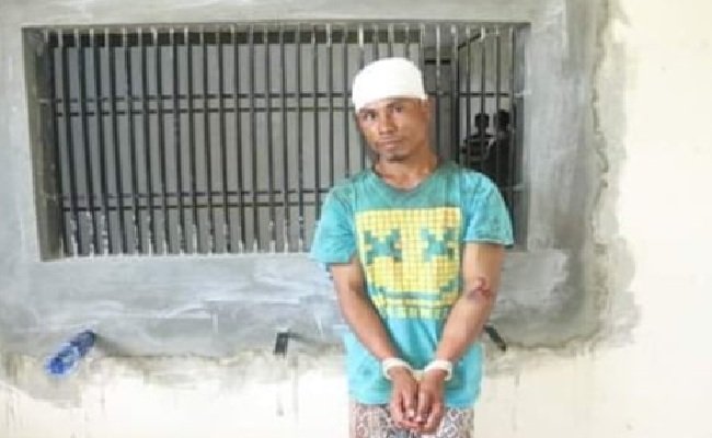 Armin Ternate (AT) pelaku pembacokan tujuh warga tujuh warga Jikumerasa, Kecamatan Namlea, Kabupaten Buru Rabu, (27/2/2019), saat ditahan di Mapolres Pulau Buru. (FOTO : Kompastimur.com)