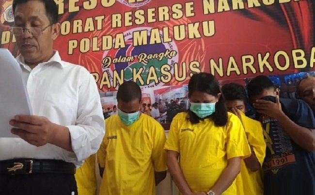 13 orang terkait peredaran ganja di Maluku ditangkap. Salah satunya adalah oknum anggota Polda Maluku yang juga menjadi bandar ganja.