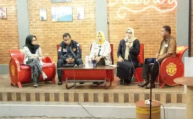 Diskusi bertajuk “Orang Muda dan Hoaks Para Calon Presiden yang digelar oleh The Kacamata Project, di D’Lekker Food Court Tanah Tinggi Ambon Senin (18/3/2019) malam.