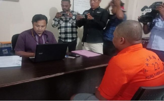 RHT (29) terdakwa petugas gadungan pengisi uang ATM saat diperiksa di Mapolres Ambon 