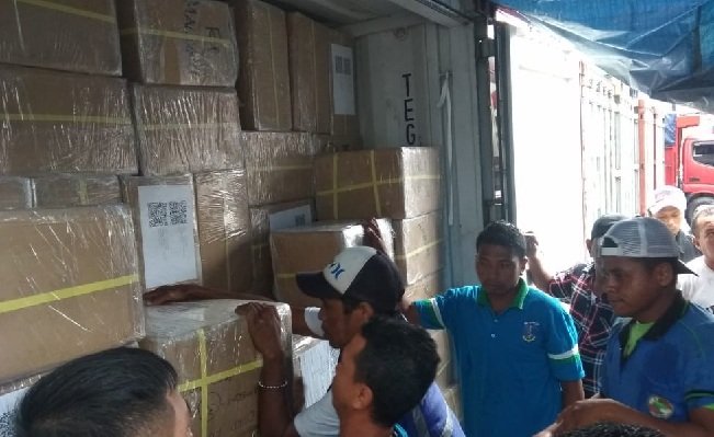 Ribuan dus logistik berisi surat suara Pemilu 2019 tiba di pelabuhan Ambon