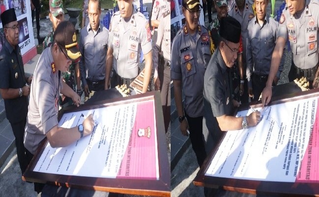 Tanda tangan maklumat bebas korupsi dan wilayah bersih melayani dilakukan oleh Kapolres Pulau Buru, AKBP Ricky Purnama Kertapati, bersama Bupati Buru Ramli Umasugi (FOTO : beritabeta.com)