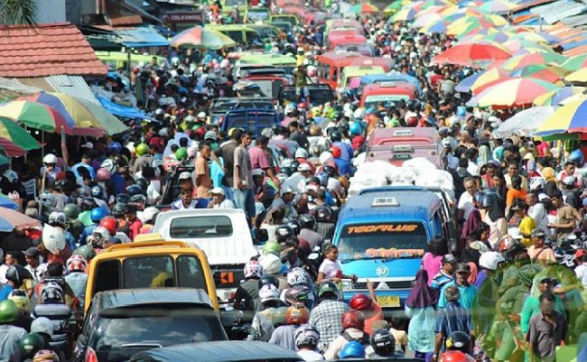 Jalur lalulintas di Pasar Mardika, Ambon yang menjadi langganan macet, akibat ruas jalan dipenuhi pedangang dan menjadi pintu keluar angkot dari kawasan Terminal Mardika. 