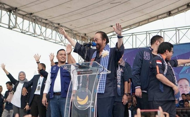 Ketua Umum Partai NasDem Surya Paloh saat menyampaikan orasi politik dalam acara kampanye rapat umum yang berlangsung di Pantai Anjungan Manakarra, Mamuju, Sulawesi Barat, Senin (25/3/2019) (FOTO : HUMAS DPP NASDEM)