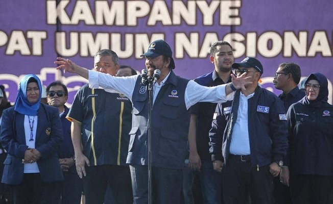 Surya saat berorasi dalam kampanye akbar rapat umum NasDem hari ke-3 yang berlangsung di Lapangan Kilongan Luwuk Kabupaten Banggai, Sulawesi Tengah, Selasa  (26/03/2019). (FOTO : HUMAS DPP NASDEM)