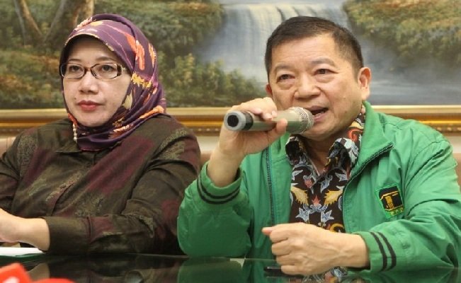 Plt Ketua Umum Partai Persatuan Pembangunan (PPP) Suharso Monoarfa (kedua kanan) didampingi Wakil Ketua Umum PPP Reni Marlinawati (tengah) memberikan keterangan pers terkait hasil rapat pengurus harian di kantor DPP PPP, Jakarta, Sabtu (16/3/2019).