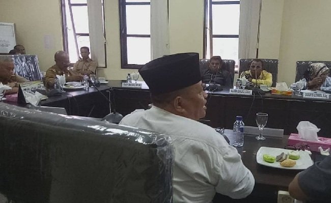 Hearing bersama Kadis Sosial bersama koordinator kabupaten (korkab) dan para pendamping PKH, di Kantor DPRD Kabupaten Buru, Selasa  (12/3/2019).