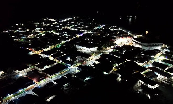 Pemandangan malam hari  Negeri Siri Sori Islam, Kecamatan Saparua Timur, Kabupaten Malteng menjelang pelaksnaan MTQ Tingkat Kabupaten Malteng ke-28 (FOTO : Iksan S) 