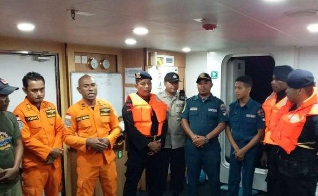 Tim SAR gabungan melakukan persiapan untuk mencari kapal berpenumpang 12 orang yang dilaporkan hilang di perairan Tual, Jumat (8/3/2019) malam 