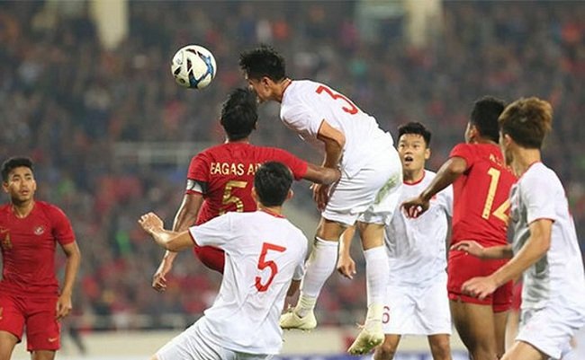 Para Pemain Timnas U-23 Indonesia Berebut Bola dengan Pemain-pemain Timnas U-23 Vietnam di Pertandingan Kedua Grup K Kualifikasi Piala Asia U-23 2020 di Stadion My Dinh, Hanoi, Minggu (24/3/2019).