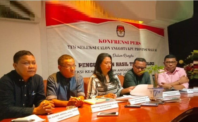 Tim seleksi calon anggota KPU Provinsi Maluku Periode 2019-2024 saat menyampaikan keterangan hasil seleksi tes psikologi di Manise Hotel Ambon, Selasa (5/3). 
