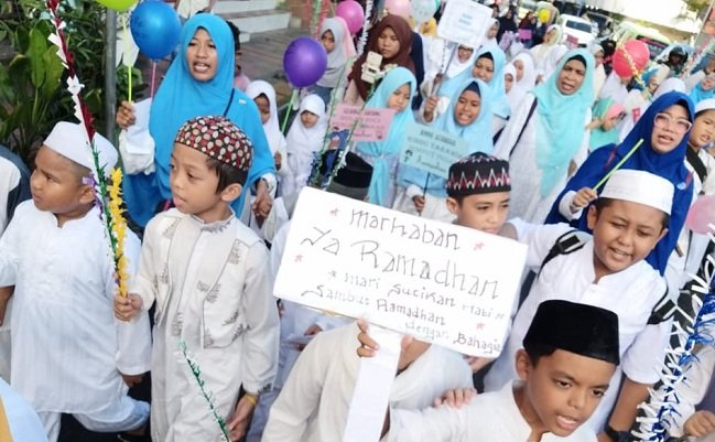 Ratusan pelajar MIT As-Salam Ambon terlibat dalam Tarhib (karnaval) menyambut bulan suci Ramadhan dengan mengelilingi sejumlah ruas jalan utama di Kota Ambon, Sabtu (20/4/2019) (FOTO: BERITABETA.COM)