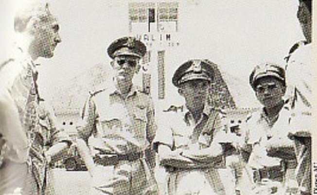 Terlihat Noordraven dan Nurtanio (kedua dan ketiga dari kiri) tengah terlibat pembicaraan dengan beberapa orang di depan tower Halim (FOTO: Blog Sejarah Perang Dunia)