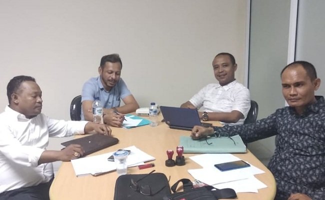 Meivri D. Nirahua,SH dan Yustin Tuny, SH dua kuasa hukum  yang ditunjuk Felix Parihala sebagai kuasa hukum untuk menangani kasus dugaan penipuan oleg Caleg PAN kota Ambon (FOTO : BERITABETA.COM)