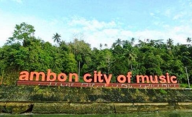 Pemandangan di salah satu sudut Kota Ambon dengan tulisan Ambon City Of Music yang menonjol