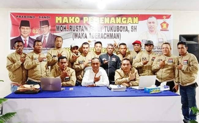 Caleg Partai Gerindra Dapil I Kabupaten Buru Muhammad Rustam Fadly Tukuboya mendeklarasikan kemenangannya di Posko Tim Pemenangan Waka Aderachman Tukuboya, di  Jalan Jiku Besar Namlea,  Jumat (18/4/2019). 