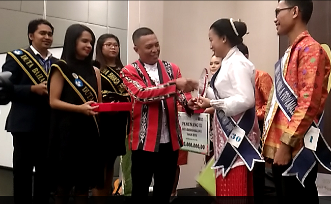 Kepala Kantor Bahasa Maluku Asril MHum menobatkan Dimas Husemahu dan  Yoana Angelie Elake sebagai juara pertama duta Bahasa Maluku tahun 2019 di Ambon, Rabu malam (24/4/2019) (FOTO: Rudi Fofid)