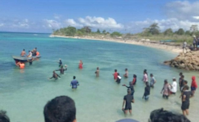 Puluhan warga memenuhi pantai Desa Lala, Kecamatan Namlea, Kabupaten Buru saat melakukan evakuasi jenazah korban Arman Rumbia saat ditemukan di lokasi pantai Lala, Senin (8/4/2019). (FOTO : ISTIMEWA) 