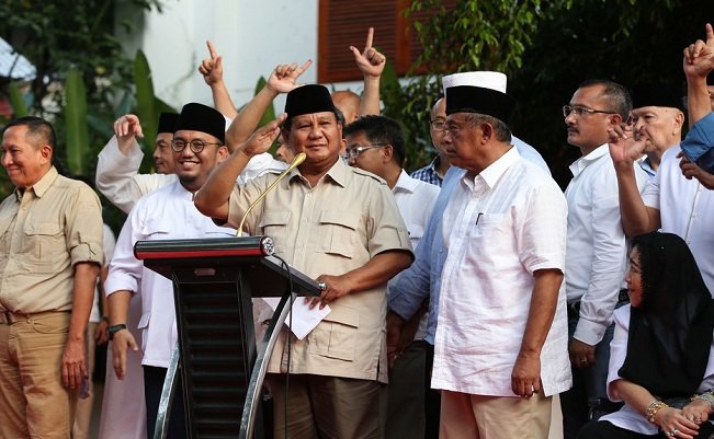 Calon Presiden no urut 02, Prabowo Subianto memberikan jumpa pers seputar hasil penghitungan sementara pemungutan suara Pemilu 2019 di Sekretariat Badan Pemenangan Nasional Prabowo Subianto – Sandiaga Uno, Jakarta, Rabu (17/4/2019).