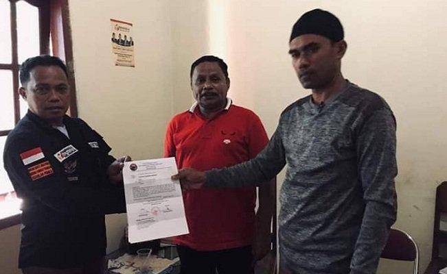 Pengurus PDIP Kabupaten Buru menyampaikan surat permintaan digelarnya PSU  di Dapil I Kabupaten Buru yang diterima Ketua Panwascam Namlea, Ahmad Tukmuli (FOTO: BERITABETA.COM)