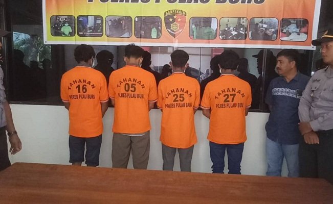 Empat orang tersangka pengolah emas di kawasan Gunung Botak, Kabupaten Buru saat ditahan di Polres Pulau Buru. Mereka diancam hukuman penjara 10 tahun penjara (FOTO: BERITABETA.COM)