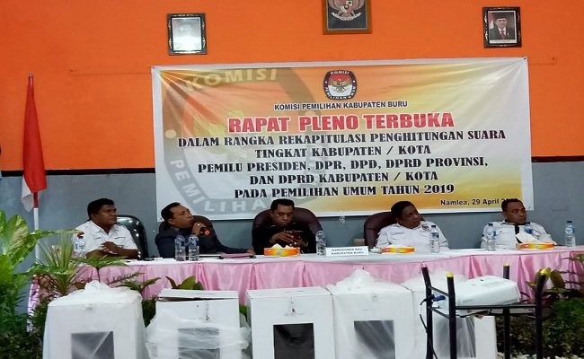 Pleno rekapitulasi hasil perolehan suara di KPU Kabupaten Buru, Senin (29/4/2019) (FOTO: BERITABETA.COM)