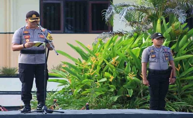 Kapolres Kepualauan Tanimbar , AKBP Andre Sukendar, S.I.K memimpin apel gelar pasukan operasi kepolisian dengan sandi Keselamatan Siwalima 2019 bertempat di lapangan apel Polres Maluku Tenggara Barat,  Senin (29/04/19). 
