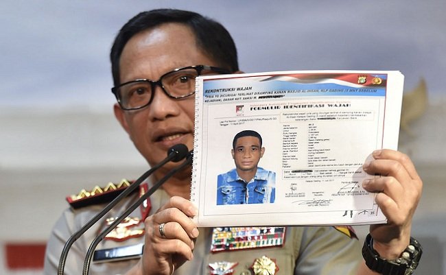 Kapolri Jenderal Pol Tito Karnavian menunjukkan sketsa wajah terduga pelaku penyerangan terhadap penyidik Komisi Pemberantasan Korupsi (KPK) Novel Baswedan, di Kantor Presiden, Jakarta, Senin (31/7/2017). ( FOTO ANTARA) 