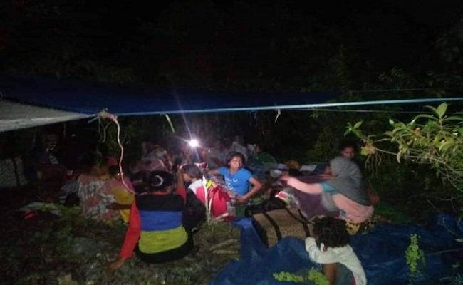 Ratusan warga dari Desa Waplau, Lamahang dan Waeuru, Kecamatan Waplau, Kabupaten Buru, memilih bermalam di kawasan pebukitan Dusun Ratagelombang, Senin (29/4/2019) (FOTO: ISTIMEWA)