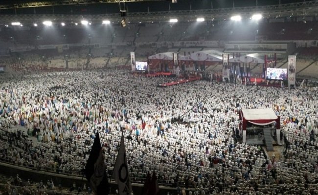 Massa kampanye akbar Prabowo Sandi melaksanakan sholat tahajud dan Subuh berjamaah di Gelora Bung Karno, Jakarta, Ahad (7/4). Massa sudah menyemut sejak pukul 03.00 WIB. (FOTO: Republika.co.id)