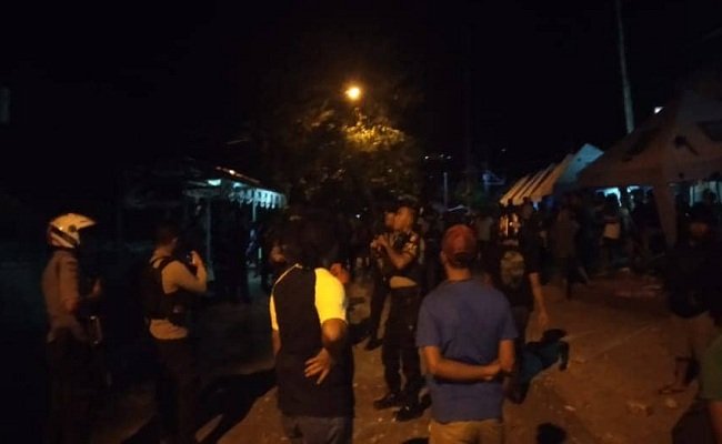 Aparat mengamankan lokasi bentrok yang melibatkan dua kelompok pemuda di kawasan Kudamati, Kecamatan Nusaniwe, Kota Ambon, Minggu malam (12/5/2019). (FOTO: BERITABETA.COM) 