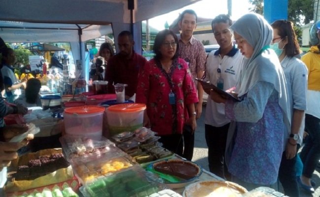 Petugas Balai Pengawasan Obat dan Makanan (BPOM) Provinsi Maluku melakukan uji sampel takjil yang dijajakan pedagang di kota Ambon.