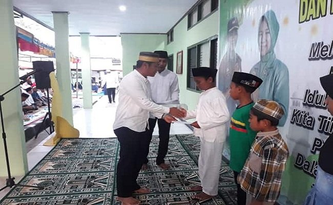 Penyerahan santunan dilakukan secara simbolis oleh Dandim 1506/Namlea, Letkol Inf Syarifuddin Azis dan istri kepada lima perwakilan anak yatim saat berlangsung Peringatan Nuzul Quran dan buka puasa bersama di Makodim 1506/Namlea, Rabu (29/5/2019) (FOTO: BERITABETA.COM)