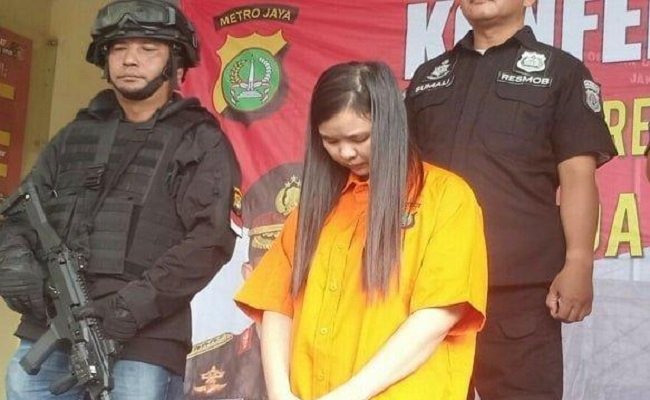 YS (26), Gadis asal Pontianak, diamankan aparat kepolisian dari Polda Metro Jaya karena membobol bank hingga Rp 1,85 miliar.
