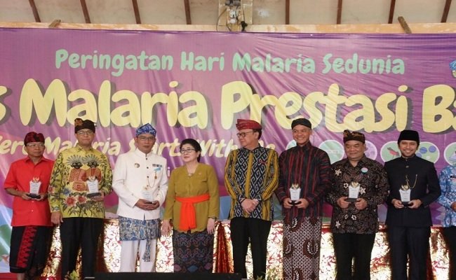 Menteri Dalam Negeri Tjahjo Kumolo pose bersama sejumlah  Kepala Daerah  dalam kegiatan Peringatan Hari Malaria Sedunia tahun 2019 di Desa Budaya  Kertalungu, Kota Denpasar, Bali, Senin (13/05). 