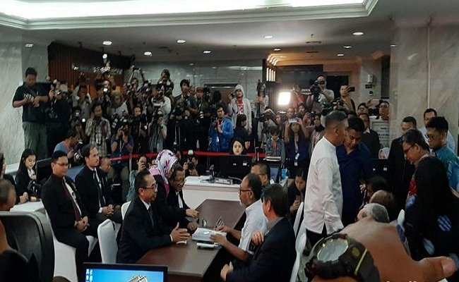 Tim hukum  BPN Prabowo –Sandi, diketuai Bambang Widjojanto saat tiba di MK untuk mendaftarkan  Gugatan Pilpres 2019, Jumat malam (24/5/2019)