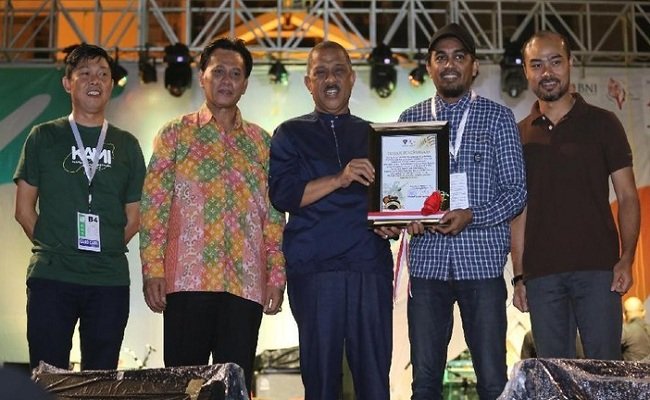 Walikota Ambon Richard Louhenapessy saat memberi penghargaan kepada musisi Tanah Air. Usai berlangsungnya  Konferensi Musik Indonesia (KAMI) yang berlangsung selama tiga hari di Kota Ambon, Maluku, tahun 2018 lalu.