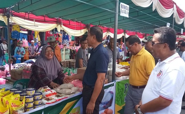 Bupati Malteng Tuasikal Abua saat mengunjungi pasar murah yang digelar Dinas Perindustrian dan Perdagangan Kabupaten Malteng, Sabtu (25/5/2019) (FOTO: BERITABETA.COM/FANDI AHMAD)