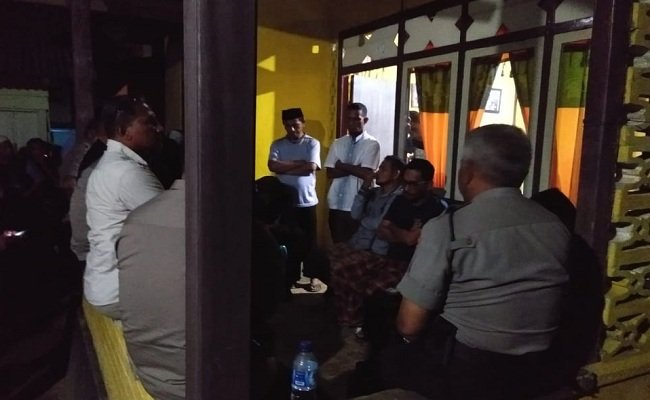 Pertemuan pihak Polda Maluku bersama warga Negeri Hualoy, Jumat ((10/5/19) malam. (FOTO: BERITABETA.COM)