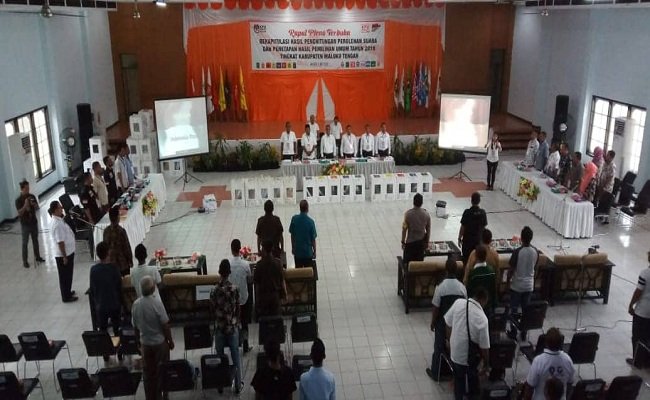 Rapat pleno terbuka rekapitulasi perhitungan perolehan hasil suara dan penetapan hasil Pemilihan Umum (Pemilu) tahun 2019 yang digelar KPU Malteng di Balai Pertemuan Mae Oku, Kota Masohi,  Kamis (2/5/2019), (FOTO : BERITABETA.COM)