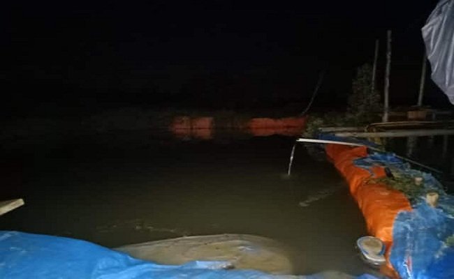 Aktifitas penambang illegal yang masih melakukan usahanya dengan mengambil material di kawasan GB (FOTO: BERITABETA.COM)